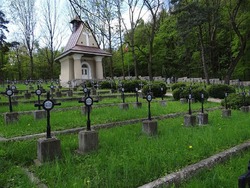 Miejsce pamięci_Kaplica i groby na Cmentarzu Wojennym w Łowczówku, fot. Marzena Szulczyńska