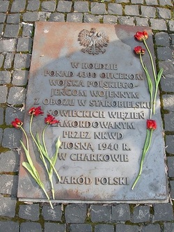 Tablica w hołdzie ofiarom NKWD na Cmentarzu Wojennym w Piatichatkach, fot. Krzysztof Tekiel